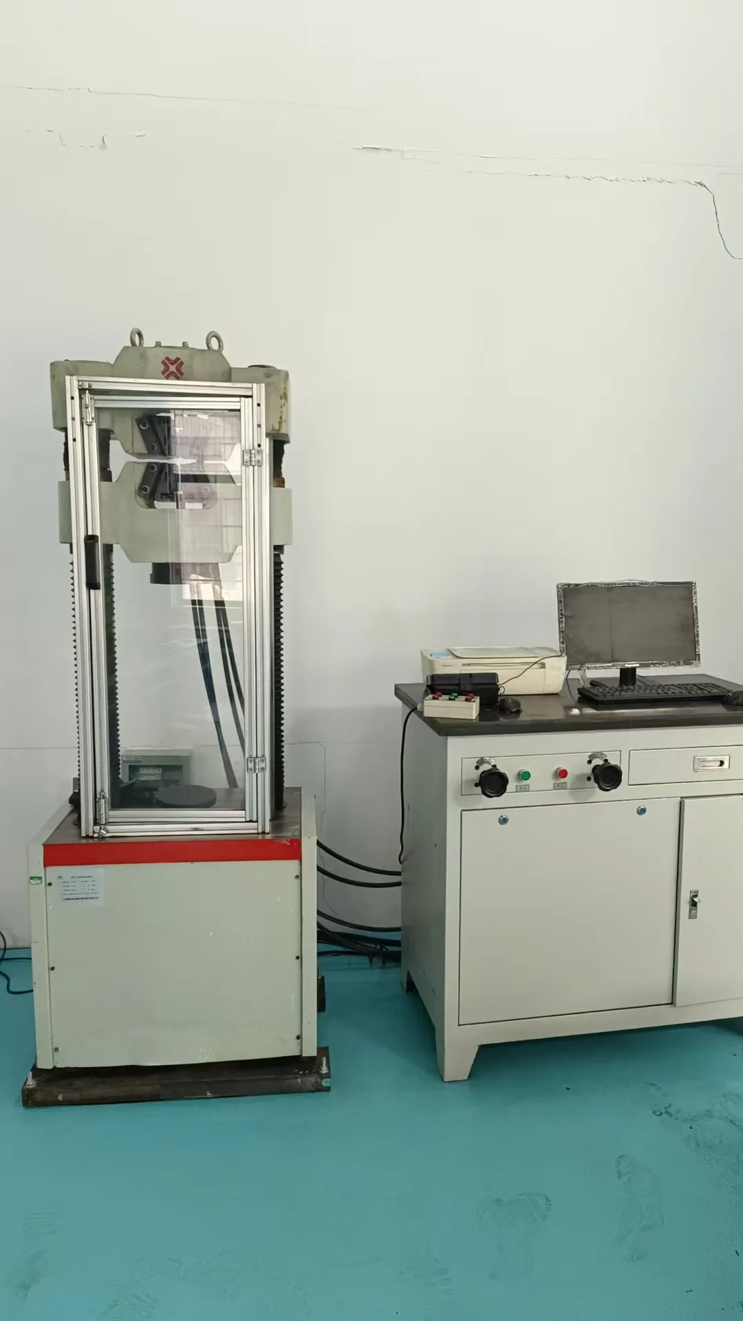 Tensile testing machine